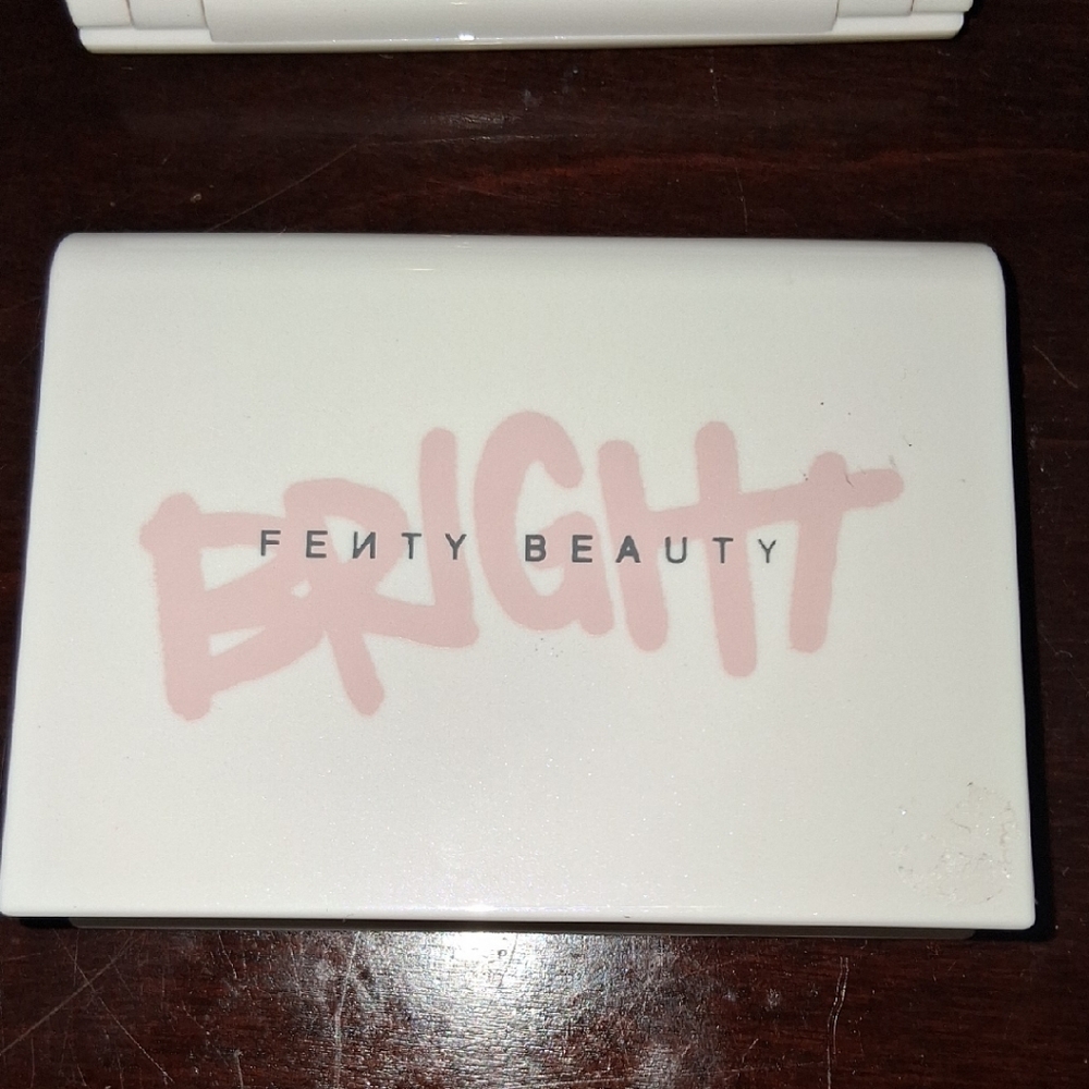 enty Beauty Bright Fix Instant Brightening and Blurring Powder